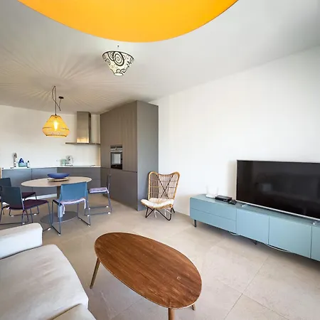 Beachfront Primera Linea 2-04